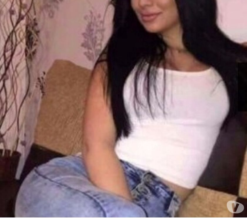 Belle femme propose un peu de tout
