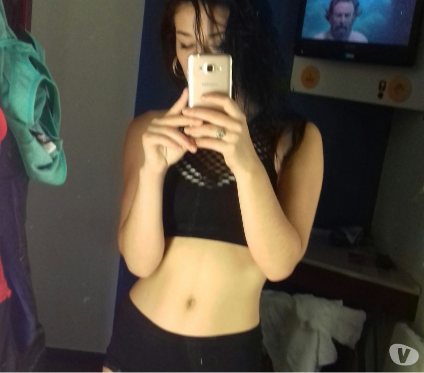 Belle brune sulfureuse sait tenir des secrets
